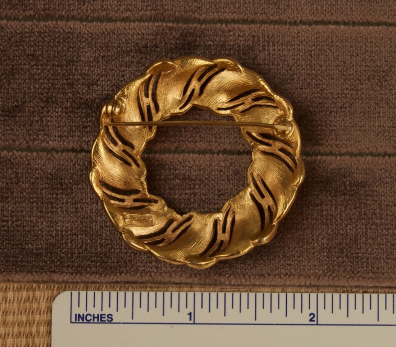 Vintage Trifari Wreath Circle Pin Brooch image 3