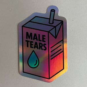 Könnte beinhalten: Holografischer Aufkleber mit einem Saftkarton-Design und dem Text "MALE TEARS" in schwarzen Buchstaben. Darunter befindet sich eine türkisfarbene Tränen-Grafik. Der Aufkleber hat ein regenbogenfarbenes, schillerndes Finish.