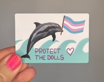 Protect the Dolls Sticker – Trans Pride Delfin Aufkleber, Trans Rights, LGBTQIA+ Pride, queeres Geschenk, Statement Sticker