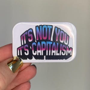 Op de afbeelding: Een rustiek houten bord met de tekst "Welcome to our home" in witte letters. Het bord heeft een verweerde afwerking en een eenvoudig, uitnodigend ontwerp, perfect voor de entree.