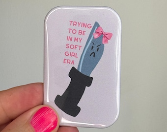 Magnes na lodówkę Soft Girl Era Knife, zabawny, feministyczny magnes, uroczy różowy prezent, dekoracja wzmacniająca