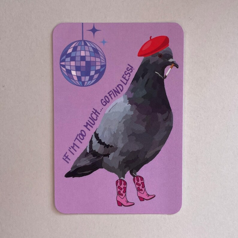 Pode incluir: Um autocolante retangular com fundo roxo claro apresentando um pombo cinzento a usar uma boina vermelha e botas de cowboy cor-de-rosa. O pombo tem um cigarro no bico. Uma bola de discoteca e o texto IF I'M TOO MUCH... GO FIND LESS! est&atilde;o inclu&iacute;dos.
