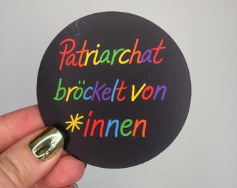 Naklejka „Patriarchat rozpada się od wewnątrz”, okrągła, feministyczna, w języku niemieckim, z tęczowym napisem, z aktywizmem politycznym