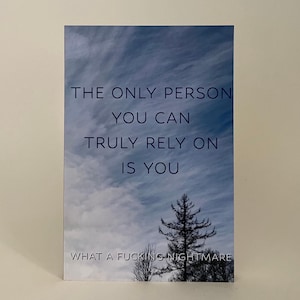 Może przedstawiać: Prostokątny nadruk z widokiem na niebo i drzewa. Nadruk zawiera tekst "THE ONLY PERSON YOU CAN TRULY RELY ON IS YOU" w kolorze ciemnoniebieskim, z napisem "WHAT A FUCKING NIGHTMARE" na dole.