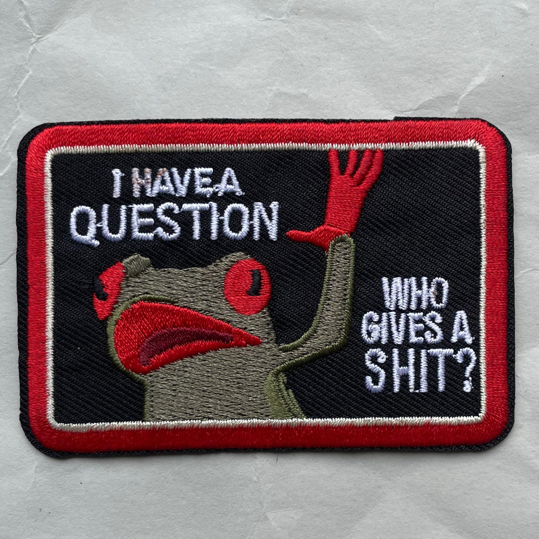 Frosch Patch “I have a question – who gives a shit?” – 7.8x5.4cm – Iron-on, cheeky, sarcastic, statement, fakeberlin statement