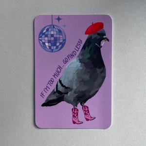 Pode incluir: Um autocolante retangular com fundo roxo claro apresentando um pombo cinzento a usar uma boina vermelha e botas de cowgirl cor-de-rosa. O pombo tem um cigarro no bico. Acima h&aacute; uma bola de discoteca azul e o texto: IF I'M TOO MUCH... GO FIND LESS!