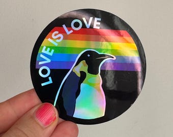 Love Is Love Holographic Sticker – Pride Pinguin mit Regenbogen, LGBTQ Sticker, Queer Pride Aufkleber, Holo Sticker
