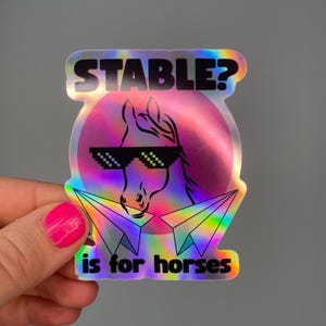 Könnte beinhalten: Holografischer Aufkleber mit einem Pferd, das eine pixelige Sonnenbrille trägt, vor einem rosa-violetten Hintergrund. Der Aufkleber trägt den schwarzen Text "STABLE? is for horses" mit einem Papierflugzeug-Design.
