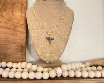 Collar de diente de tiburón fósil hecho a mano: gargantilla de perlas envueltas en alambre dorado
