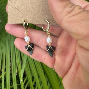 淡水真珠とサメの歯のアクセントが付いた手作りの金張り防水ハギーイヤリング