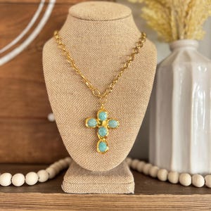 Sea Grace Halsband | Amazonitkorshänge på guldfärgad rostfri stålkedja, justerbar 40–50 cm | Handgjort kusthalsband med uttalande