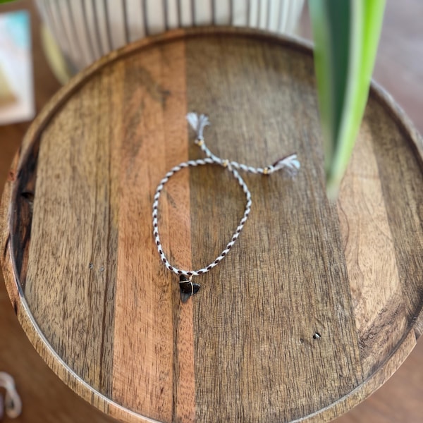 Hajtandsfotlänk - handgjord flätad och justerbar - surfflicksmycken - ocean boho - sommarfotlänk - chokladbit