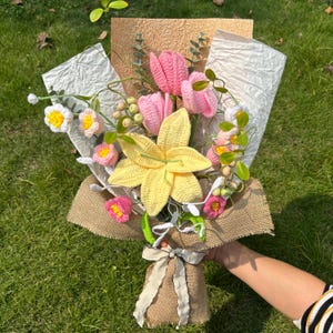 Häkelblumenstrauß, handgefertigtes Wohndekor, Sonnenblumen, Tulpen, Lilien, Strickblumen, Geburtstag, Freundin, Mutter, Frau, Geschenk für Sie