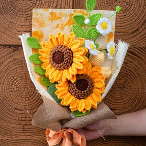 母の日や誕生日のギフトにかぎ針編みの花束、ホームデコレーションや卒業式に手作りのニットひまわりの花束