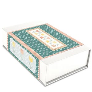 Könnte beinhalten: Eine weiße rechteckige Schachtel mit einem Blumendesign auf dem Deckel. Der Deckel hat einen tealfarbenen Hintergrund mit weißen Blumenmustern und ein zentrales Feld mit Tulpenillustrationen in Gelb, Orange und Rosa. Die Schachtel hat einen hellrosa gestreiften Rand.