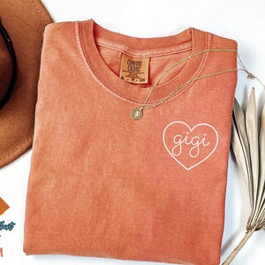 Comfort Colors Gigi Heart Shirt, Cute Gigi T-Shirt Gift, Stylish Casual Grandma Shirt, Graphic Tee Shirt, Trendy Gigi Shirt, Cool Mom Gift afbeelding 5