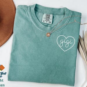Comfort Colors Gigi Heart Shirt, Cute Gigi T-Shirt Gift, Stylish Casual Grandma Shirt, Graphic Tee Shirt, Trendy Gigi Shirt, Cool Mom Gift afbeelding 2