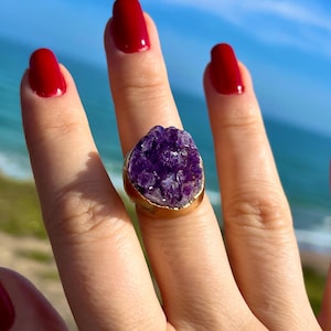 Amazing ! Raw Amethyst Crystal Ring – Adjustable, Natural Gemstone Jewelry – Gold Plated Copper Band – Unique Boho Style