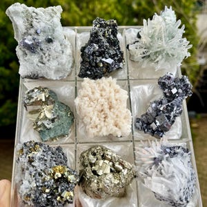 9 stycken grossistblandade mineralprover i samlingsparti: kvarts, galena, pyrit, manganokalcit, sfalerit..