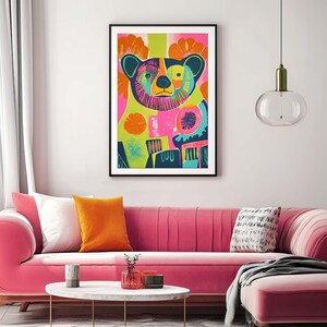 Op de afbeelding: Een kleurrijke abstracte illustratie van een beer met felle kleuren zoals roze, groen, geel en blauw. De beer is omringd door abstracte vormen en patronen.