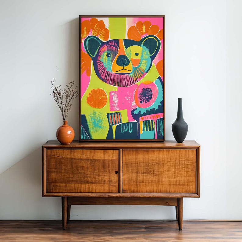 Op de afbeelding: Een kleurrijk abstract schilderij van een beer met felle roze, groene, blauwe en oranje kleuren. De beer is omringd door bloemen en geometrische vormen.