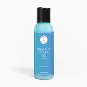 Op de afbeelding: Een blauwe en witte fles Dakoda Herbals Polar Flex Cooling Gel met vitamine E. De fles is gelabeld met de productnaam en ingrediënten. Het is een verkoelende massagegel.
