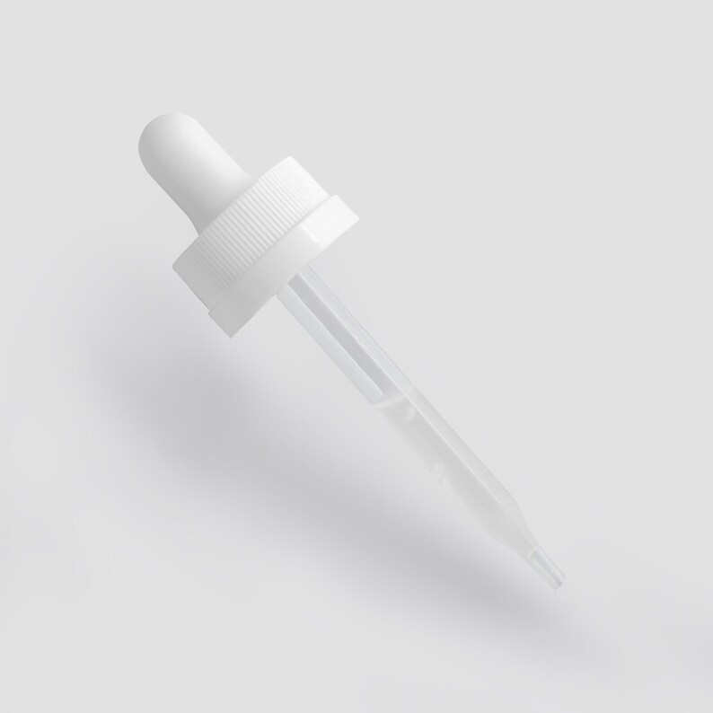 Puede incluir: Un frasco gotero de pl&aacute;stico blanco con un gotero de vidrio transparente. El gotero es puntiagudo y tiene un peque&ntilde;o bulbo en la parte superior.