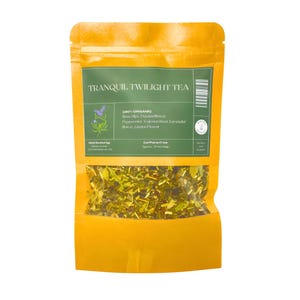 Op de afbeelding: Een gele zak met een groen label waarop "Tranquil Twilight Tea" staat en de ingrediënten worden vermeld: rozenbottels, passiebloem, pepermunt, valeriaanwortel, lavendelbloem, lindebloem. Het label vermeldt ook "100% biologisch" en "cafeïnevrij". De zak bevat een mengsel van gedroogde kruiden.