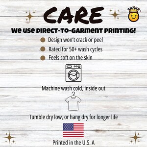 Op de afbeelding: Een informatieve afbeelding met de titel CARE over direct-to-garment printen. Het vermeldt dat het ontwerp niet barst of afbladdert, geschikt is voor 50+ wasbeurten en zacht aanvoelt. Bevat was- en t-shirtpictogrammen met instructies voor koud wassen, binnenstebuiten keren en drogen op lage temperatuur.
