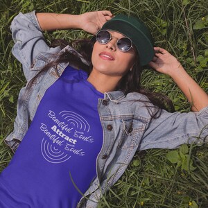 Les belles âmes attirent le t-shirt avec citation d'amour Beautiful Souls - Le cadeau parfait pour elle |  Graphique tendance pour femmes | Chemise à col en V pour la Saint-Valentin