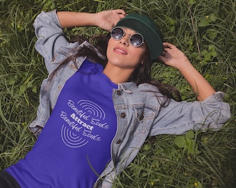 Camiseta con frase "Beautiful Souls" - Cuello en V para mujer
