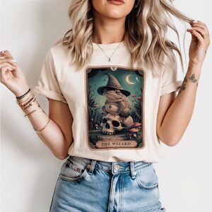 Der Zauberer Tarot Comfort Farben TShirt, Witchy Frosch Orakel Shirt,Komfort Farben, Trendige Goblincore Kleidung, Pilz Cottagecore Tarot
