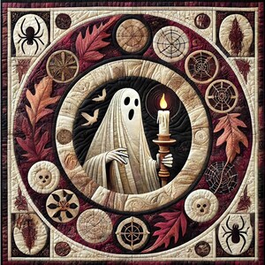 Puede incluir: Un fantasma blanco sosteniendo una vela encendida, rodeado de un patrón circular de hojas, arañas y telarañas. El fondo es de color rojo oscuro y marrón.