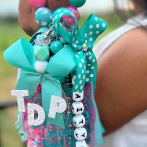 Pompon en ruban personnalisé / Cadeaux personnalisés / Breloque à pampilles / Pompons en tissu / Cadeaux pour maman / Cadeau d&#39;équipe / Équipe de danse / Pompon de sac Bogg