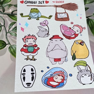 K&ouml;nnte beinhalten: Eine Sammlung von Aufklebern zum Thema Ghibli mit Charakteren aus verschiedenen Zeichentrickfilmen. Die Aufkleber zeigen einen Frosch, ein Kaninchen, einen Totoro und andere bekannte Figuren. Der Text "Ghibli Set" und "GS007" ist ebenfalls sichtbar.
