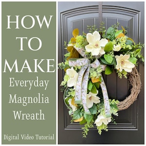 Peut inclure: Une couronne de magnolia avec des fleurs blanches, des feuilles vertes et un ruban à motifs, accrochée à une porte noire. Le texte "HOW TO MAKE Everyday Magnolia Wreath Digital Video Tutorial" est visible.