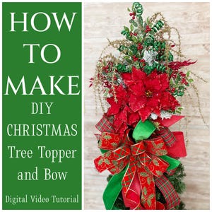 以下が含まれることがあります： クリスマスツリーの飾り付けとDIYリボンを作る方法。赤いポインセチアに緑と金のリボンと緑の葉がクリスマスツリーの上に飾られています。