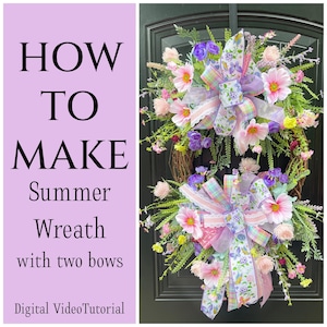 Könnte beinhalten: Zwei Sommerkränze mit bunten Blumen und Schleifen. Die Kränze sind mit rosa, lila und gelben Blumen und grünem Laub geschmückt. Die Schleifen sind pastellfarben mit Schmetterlingsmustern. Der Text lautet "HOW TO MAKE Summer Wreath with two bows".