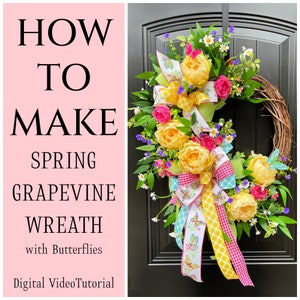 Könnte beinhalten: Wie man einen Frühlings-Rebenkranz mit Schmetterlingen macht - Digitales Video-Tutorial. Ein Frühlings-Rebenkranz, der mit gelben, rosa und weißen Blumen, grünen Blättern und einem gelben, rosa und blauen Band mit Schmetterlingsmotiven verziert ist.