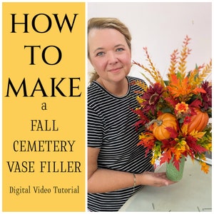 Könnte beinhalten: Wie man einen Herbst-Friedhofs-Vasenfüller macht - Digitales Video-Tutorial. Eine Frau hält eine Herbst-Vasen-Arrangement mit Kürbissen, Blättern und Blumen.