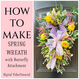 Könnte beinhalten: Ein Frühlingskranz mit gelben Rosen, rosa und violetten Blumen und einem violetten Schmetterling. Der Kranz ist mit einem violetten und rosa Band mit weißer Spitzenborte verziert. Der Text "HOW TO MAKE SPRING WREATH with Butterfly Attachment Digital VideoTutorial" befindet sich auf einem rosa Hintergrund.