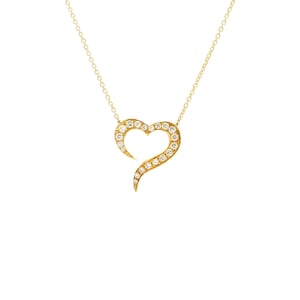 Könnte beinhalten: Eine goldfarbene Halskette mit einem herzförmigen Anhänger. Der Anhänger ist mit kleinen, runden, klaren Edelsteinen besetzt. Die Halskette hat eine feine Kette und einen einfachen Verschluss. Die Herzform ist in der Mitte offen.