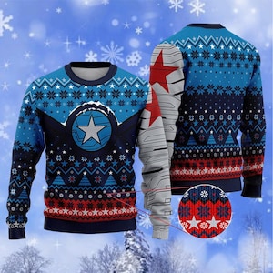 Könnte beinhalten: Blauer und marinefarbener Weihnachtspullover mit Stern- und Schneeflockenmuster. Der Pullover hat einen großen weißen Stern in einem blauen Kreis auf der Vorderseite. Ein Ärmel hat ein rotes Stern-Design. Der Saum hat ein rot-weißes Sternmuster.