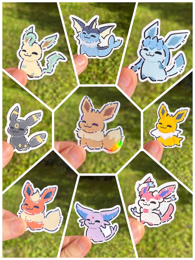 Op de afbeelding: Een verzameling van acht kleurrijke cartoonstickers met verschillende Eevee-evoluties. Elke sticker toont een ander ontwerp met unieke kleurenpaletten, waaronder blauw, geel, roze en zwart, met witte contouren. De stickers worden tegen een groene, grasrijke achtergrond gehouden.
