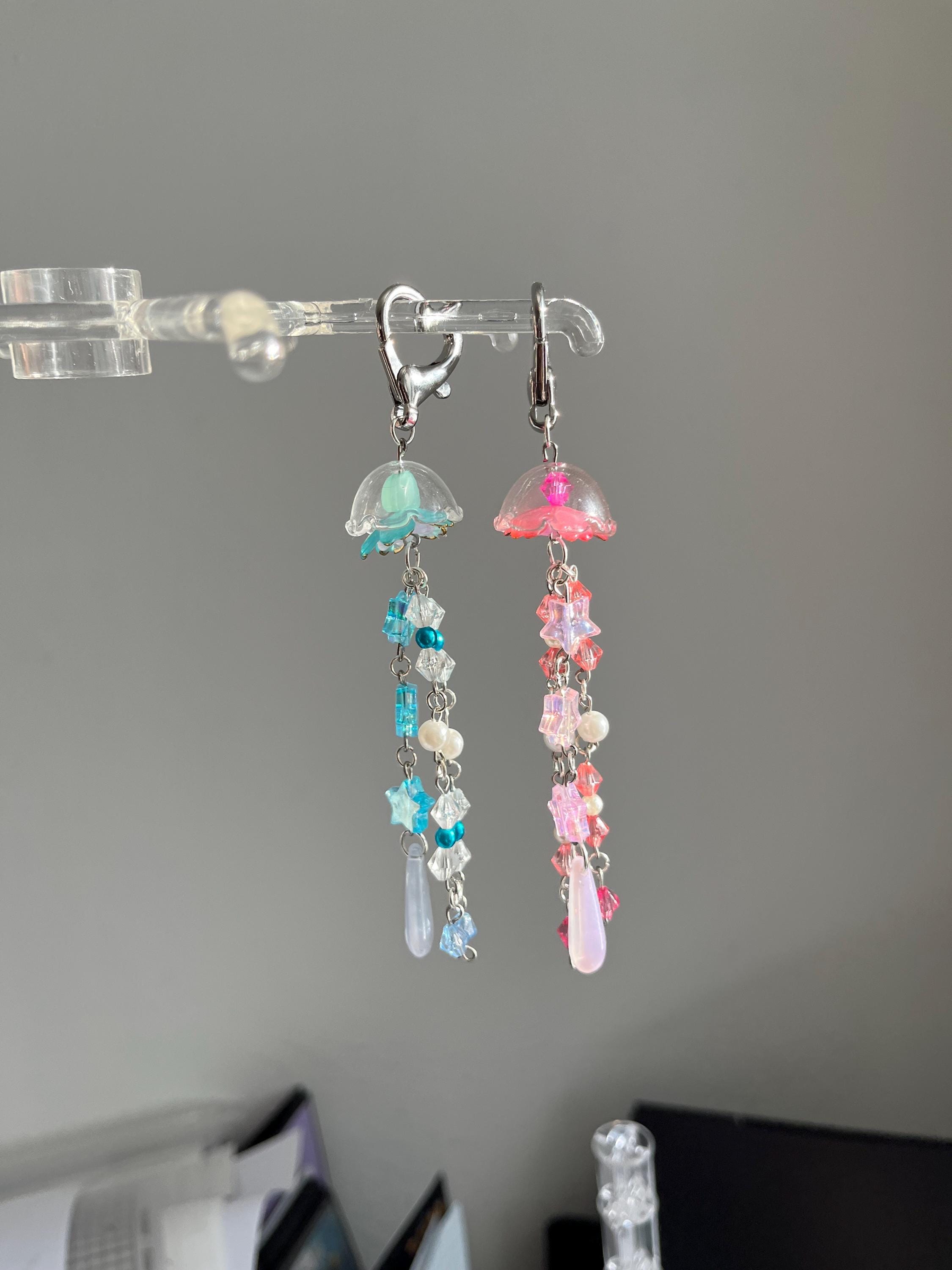 クラゲの携帯チャーム：手作りビーズキーホルダー - Y2Kジュエリー