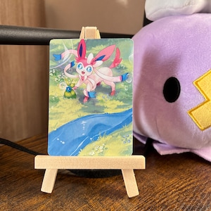 Carta Pokémon ispirata a Sylveon, Pokémon Volpe a Nastro, proxy TCG, carta unica nel suo genere, carta dipinta a mano, simpatica idea regalo unica, Eevee