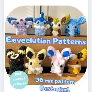 Op de afbeelding: Een verzameling handgemaakte gehaakte Eeveelution-personages in verschillende kleuren, waaronder paars, blauw, geel, zwart, roze en oranje. De afbeelding bevat de tekst "Eeveelution Patterns", "PDF crochet patterns", "30 min pattern" en "Bestseller!"