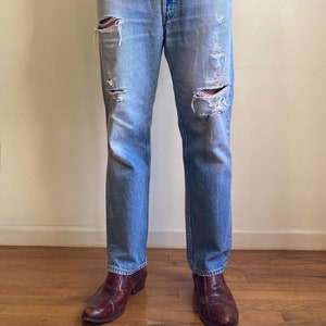 Calça jeans Levis 501 vintage dos anos 90, fabricada nos EUA, danificada, tamanho L36, L31