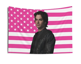 Arazzi da parete per interni di Ian Somerhalder e Damon Salvatore con giacca da motociclista nera, Damon Salvatore con bandiera rosa, Ian Somerhalder