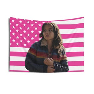 Isabela Merced als Dina Wandteppiche, Isabela Merced Rosa Flagge, Isabela Merced Wandteppiche für den Innenbereich